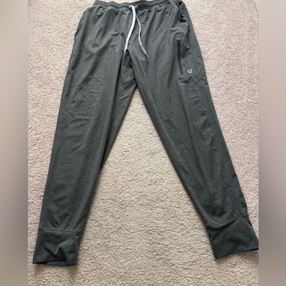 Vuori performance joggers- grey